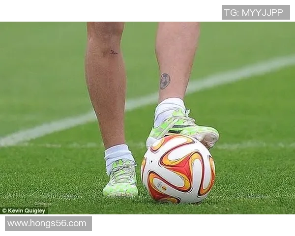 女足球明星独特纹身艺术展示与魅力风采解析 女足球明星独特纹身艺术展示与魅力风采解析